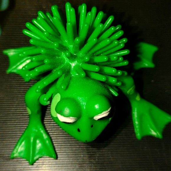Vintage and hard to find is this collectible spiky looking green frog - Picture 2 of 3